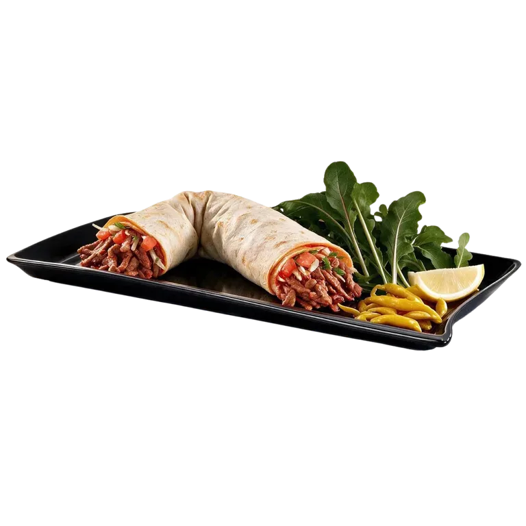Dana etli dürüm tantuni, roka, biber turşusu ve limonla siyah tabakta